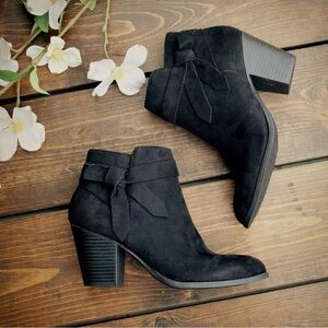 NWT Women's Tie Knot Chelsea Pump Ankle Boots Closed Toe Stacked Heel - Sz 8.5